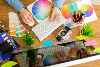 typischer Arbeitsplatz eines Grafikers und Marketingbeauftragten der Eschenbach GmbH in Muehlau bei Chemnitz