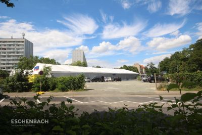 Längsansicht einer Eschenbach-Industriehalle, das eine Aldi-Filiale beherbergt, temporärer Discounter, Verkaufszelt